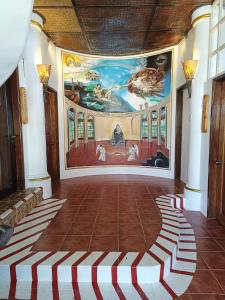 una grande camera con un dipinto sul soffitto di Casa de Arte a Boracay