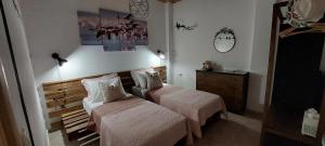 A bed or beds in a room at To Spitaki