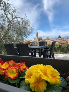 un ramo de flores sentado en una mesa en Casa Bruna, 3-room apartment with private garden, en Torri del Benaco