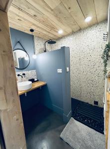 Bathroom sa Malie & Macha - Jolie Maison à Malo-les-Bains