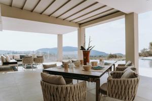 Villas Elini في Perdika: غرفة طعام بها طاولة وكراسي