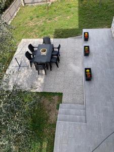 una vista aérea de una mesa y sillas en un patio en Casa Bruna, 3-room apartment with private garden, en Torri del Benaco