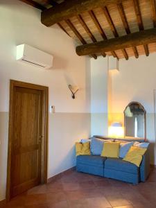 niebieską kanapę w pokoju z drzwiami w obiekcie Appartamento con vista panoramica w mieście Campagnatico