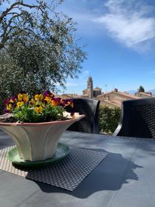 un jarrón lleno de flores sentado sobre una mesa en Casa Bruna, 3-room apartment with private garden, en Torri del Benaco