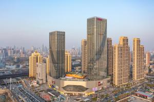 武汉武汉盛捷未来中心服务公寓的城市中高耸的摩天大楼