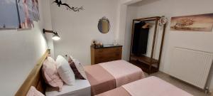A bed or beds in a room at To Spitaki