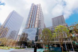 深圳深圳前海JEN酒店,近前海石公园，2400平米健身中心的城市中的一组高楼