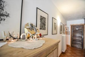 een kamer met een houten tafel met foto's aan de muur bij Agritur Airone Bed & Camping in Levico Terme