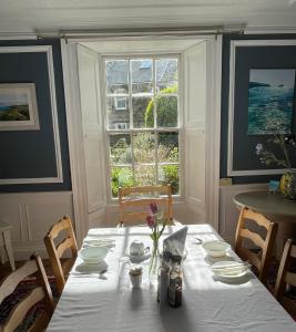 SPRING GARDENS B&B في ويدبريدج: غرفة طعام مع طاولة ونافذة