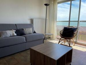 een woonkamer met een bank en een salontafel bij Appartement La Rochelle, 1 pièce, 4 personnes - FR-1-246-582 in La Rochelle