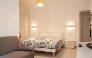 - une chambre avec un lit avec deux animaux rembourrés dans l'établissement Blu Mare Apartment, à Alghero