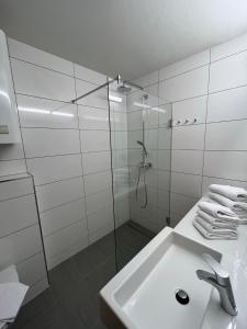 ein Bad mit einer Glasdusche und einem Waschbecken in der Unterkunft Haus Kärnten in Bad Kleinkirchheim