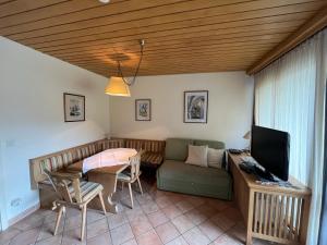 ein Wohnzimmer mit einem Sofa und einem Tisch in der Unterkunft Haus Kärnten in Bad Kleinkirchheim