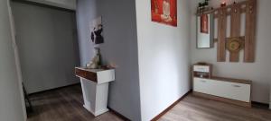 een kamer met een hal met een witte muur en een tafel bij Casa Atlantic'Amar in Ribamar