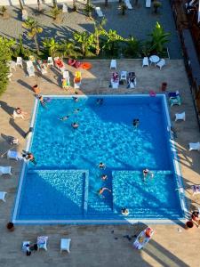 Ein Blick auf den Pool von der Unterkunft Grand Hotel Sukhum Resorts oder aus der Nähe