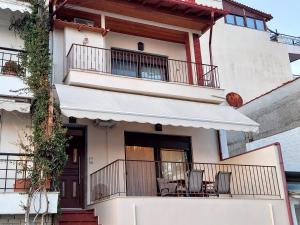 A balcony or terrace at To Spitaki