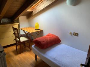 1 dormitorio con 1 cama y 1 mesa con silla en blu sky, en Sestola
