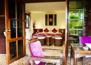 Habitación con cama, mesa y sillas. en Homestay Chiangrai, en Chiang Rai