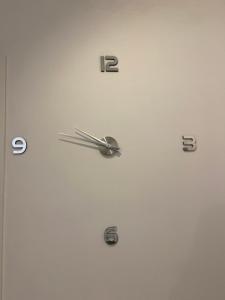a clock on a wall with numbers on it at Bari Lory’s Home in Bari