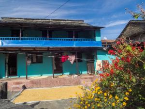 una casa azul con tendederos delante en Hemjakot Community Homestay en Pokhara