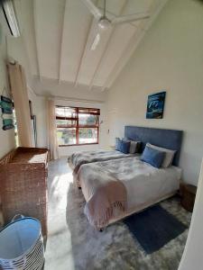- une chambre avec 2 lits et une fenêtre dans l'établissement Bush house by the sea, Ponta Malongane, à Ponta Malangane