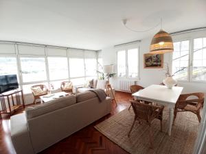 a living room with a couch and a table at Sobre la Ría in Viveiro