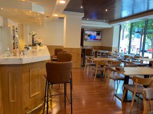 Lounge nebo bar v ubytování Hotel Zentral Gijón Rey Pelayo