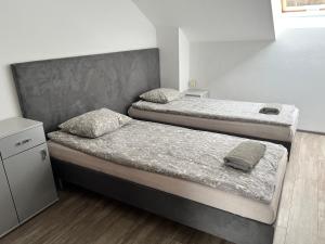 Un pat sau paturi într-o cameră la Rybaczówka Golub-Dobrzyń