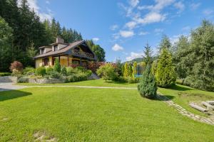 a house with a green lawn in front of it at Sowie Klimaty in Ludwikowice Kłodzkie