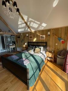 1 dormitorio con 1 cama grande en una habitación en La cabane sur l'eau, en Cul-des-Sarts