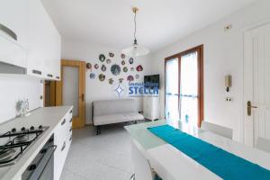 kuchnia z białymi blatami i piekarnikiem w obiekcie Residence Al Porticciolo w Cavallino-Treporti