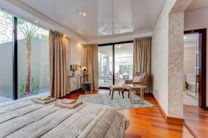 une grande chambre avec un grand lit et un bureau dans l'établissement Tajinaste villa, à Adeje