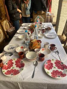 einen Tisch mit Teller mit Lebensmitteln und Wasserflaschen in der Unterkunft Dar El Sultan Tozeur in Tozeur