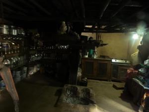 Cette chambre sombre comprend une cuisine équipée d'une cuisinière. dans l'établissement Hemjakot Community Homestay, à Pokhara