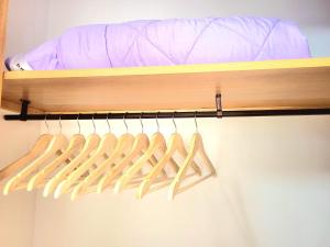 a rack of wooden cooking utensils on a shelf at Sea Breeze Apartament in Benicarló