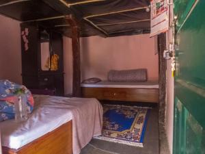 ein Schlafzimmer mit einem Etagenbett und einem Teppich in der Unterkunft Hemjakot Community Homestay in Pokhara