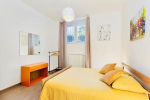 een slaapkamer met een geel bed en een raam bij Spacious new 2 bdr walk-out apartment in Fara Novarese