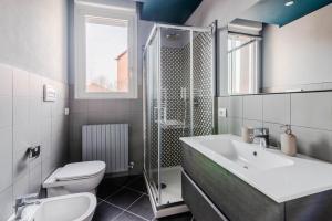 Koupelna v ubytování Pavia Tower - by Host4U + 37 fotografií
