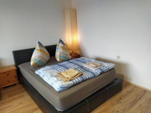 una cama con almohadas en una habitación en B211 Gemütliches Appartement für Urlauber und Berufsreisende en Lahnstein