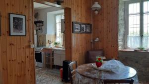 una cocina con paredes de madera y una mesa con un jarrón. en Casa riservata sulle colline di Parma oasi di pace en Neviano degli Arduini