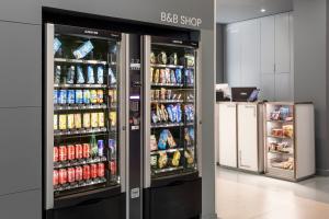 uma loja de refrigerantes com dois frigoríficos numa loja em B&B HOTEL Elche em Elche