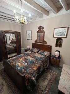 um quarto com uma cama grande e um lustre em Dar El Sultan Tozeur em Tozeur