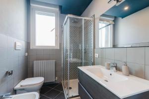 Ένα μπάνιο στο Pavia Tower - by Host4U
