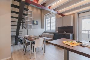 Χώρος καθιστικού στο Pavia Tower - by Host4U