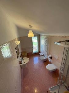 ein Badezimmer mit 2 Waschbecken und 2 WCs in der Unterkunft Charming apartment in Tuscany in San Piero in Campo