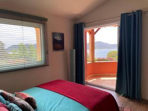 Fotografia z galérie ubytovania Villa vue mer, piscine chauffée, plage, tennis, port privé v destinácii Porto-Vecchio