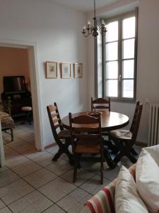 a living room with a table and chairs and a couch at Limoux Vacances in Limoux
