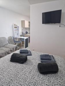 2 almohadas sentadas en una cama en una habitación en B-TIM Apartment en Velika Gorica