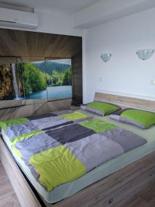 ein großes Bett in einem Zimmer mit einem großen Fenster in der Unterkunft Appartement Blue Lagune 4 Sterne in Prizna