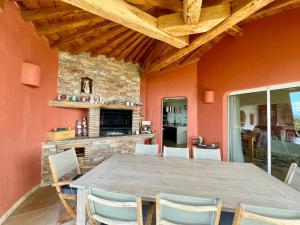 Fotografia z galérie ubytovania Villa vue mer, piscine chauffée, plage, tennis, port privé v destinácii Porto-Vecchio + 16 fotografií
